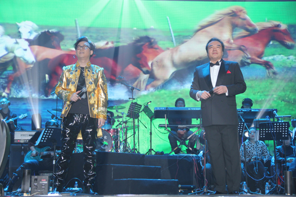 与白萌合唱《父亲的草原母亲的河》