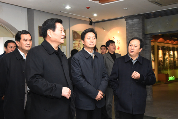 参观校史陈列馆
