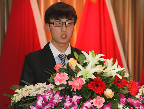 学生会主席李鹏作工作报告