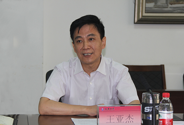 王亚杰书记介绍我校情况