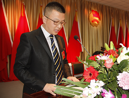 学生会主席李鹏作工作报告