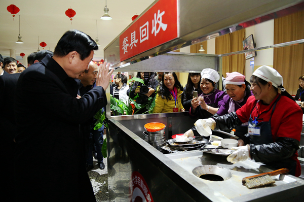 与餐厅工作人员亲切交流